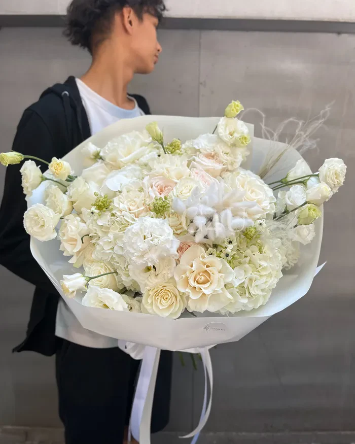 Заказать Букет "Теплый Вечер" из роз, гортензий и лизиантусов в Алматы