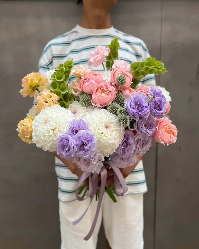 Заказать Букет "Летний Микс" из георгинов, спрей роз и лизиантусов в Алматы