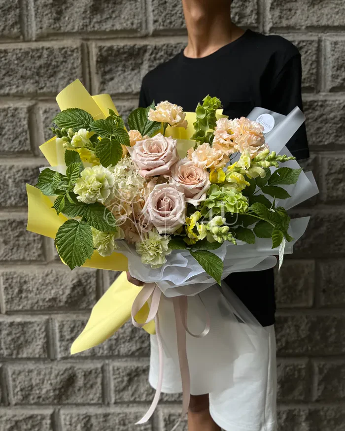 Заказать Букет "Айзада" из роз, гортензий и гвоздик в Алматы