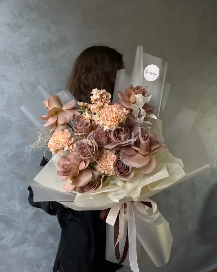 Заказать Букет "Самира" из роз, гвоздик и матиоллы в Алматы