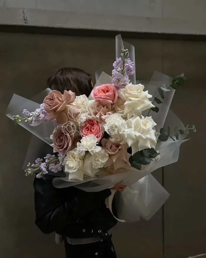 Заказать Букет "Мариана" из роз и пионовидных роз в Алматы