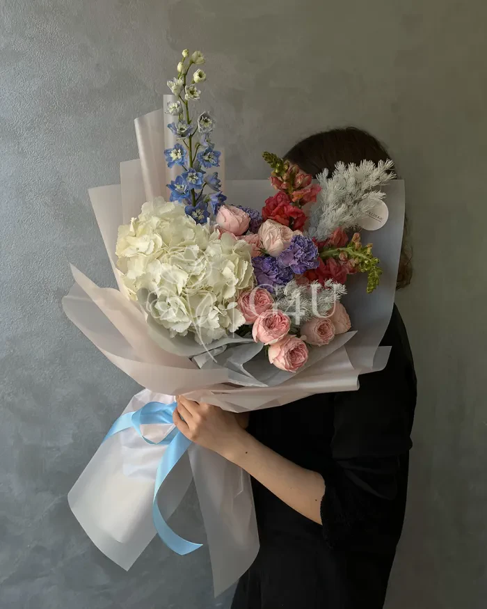 Заказать Букет "Дарига" из гортензий, спрей роз и гвоздик в Алматы