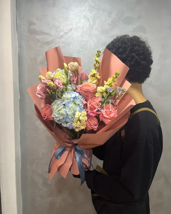 Заказать Букет "Жадыра" из гортензии, роз и лизиантусов в Алматы