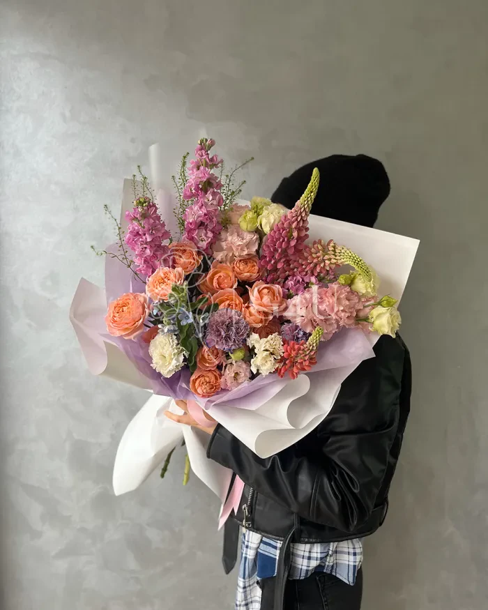 Заказать Букет "Жулдыз" из спрей роз, гвоздик и лизиантусов в Алматы