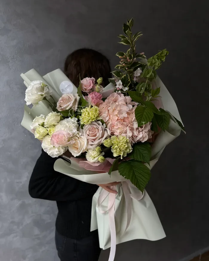 Заказать Букет "Лейла" из роз, гортензий и лизиантусов в Алматы