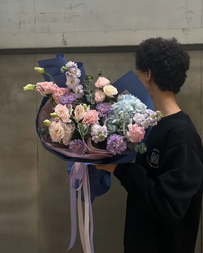 Заказать Букет "Зухра" из гортензий, гвоздик и лизиантусов в Алматы