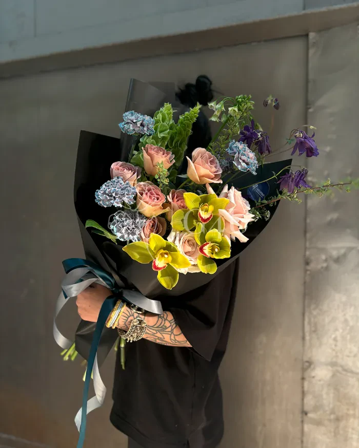 Заказать Букет "Маржан" из орхидей, роз и молюцеллы в Алматы