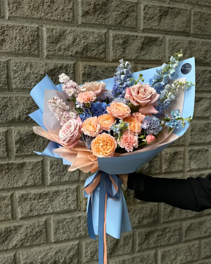 Заказать Букет "Каролина" из роз, спрей роз и гортензий в Алматы