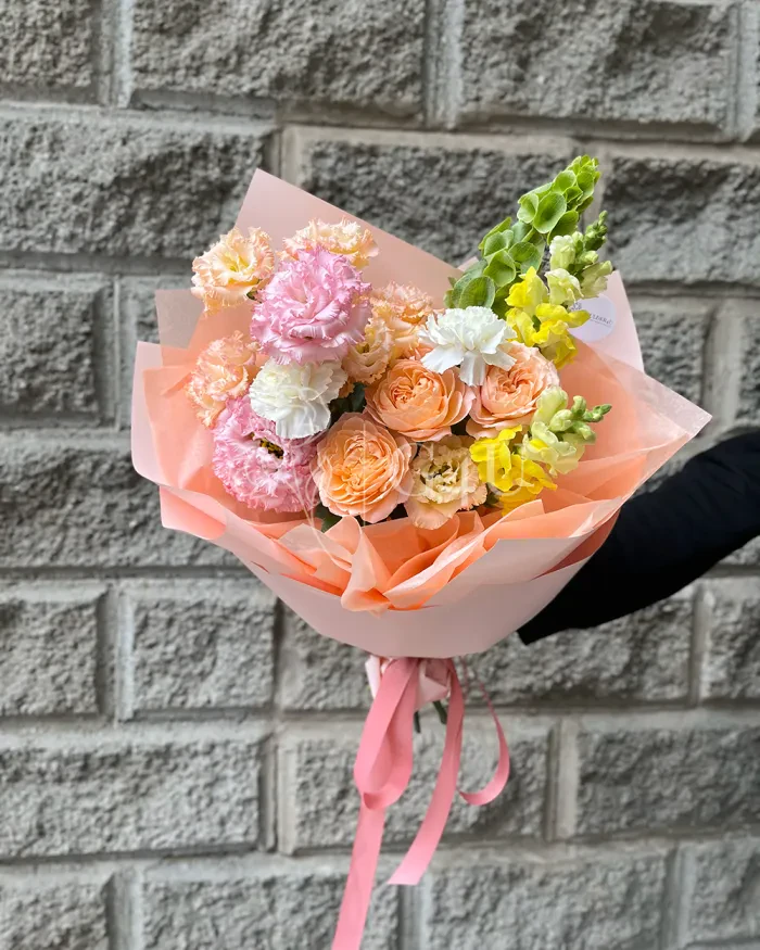 Заказать Букет "Назым" из спрей роз и  лизиантусов в Алматы