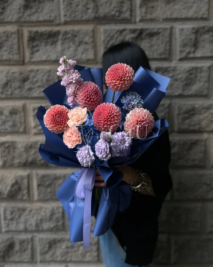 Заказать Букет "Жанбота" из георгинов, готензии и лизиантусов в Алматы