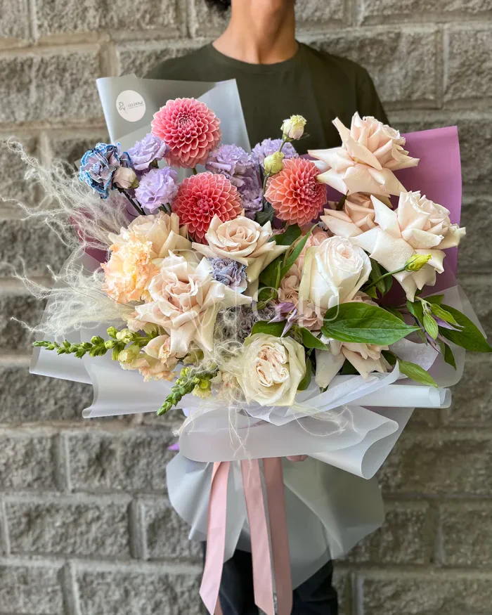 Заказать Букет "Елизавета" из георгинов, гортензий и лизиантусов в Алматы