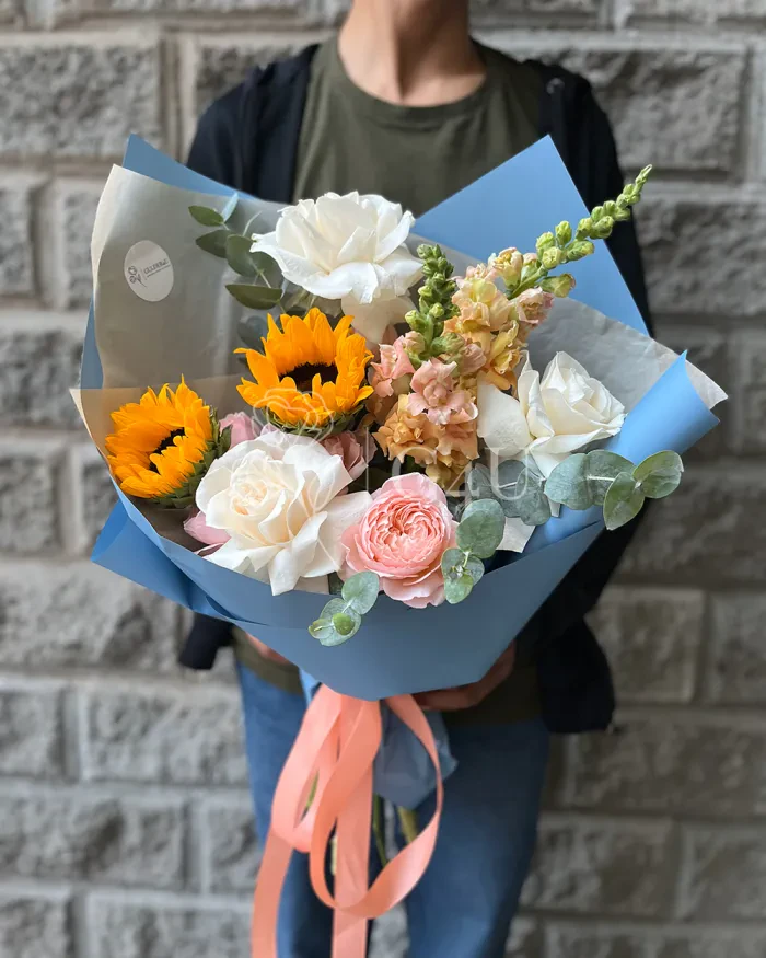 Заказать Букет "Ариэль" из подсолнухов, роз и спрей роз в Алматы