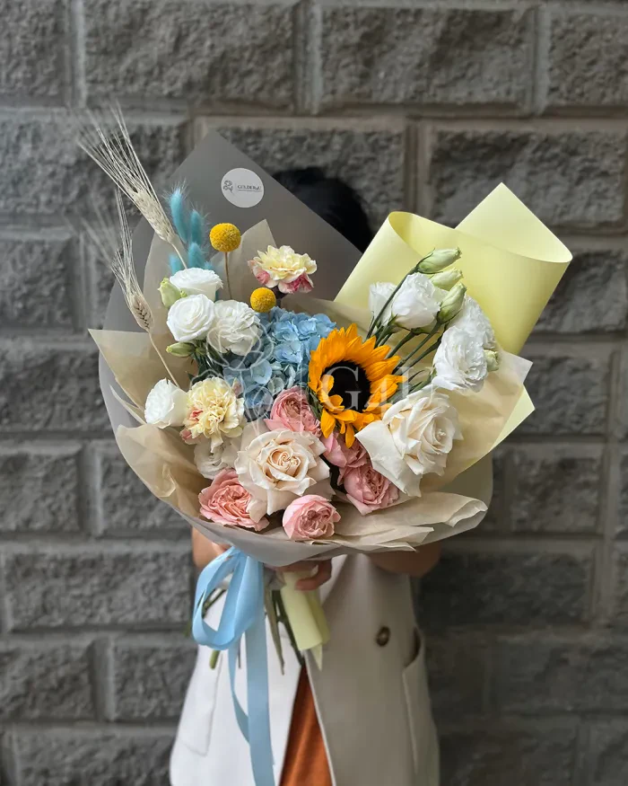 Заказать Букет "Мерида" из подсолнухов, гортензий и лизиантусов в Алматы