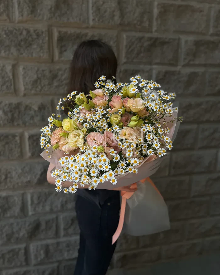 Заказать Букет "Ванилопа" из лизиантусов и ромашек в Алматы