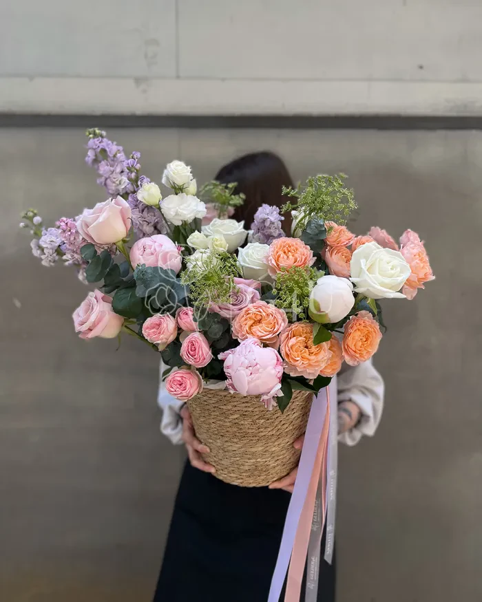 Заказать Букет "Викси" из пионов, пионовидных роз и спрей роз в Алматы