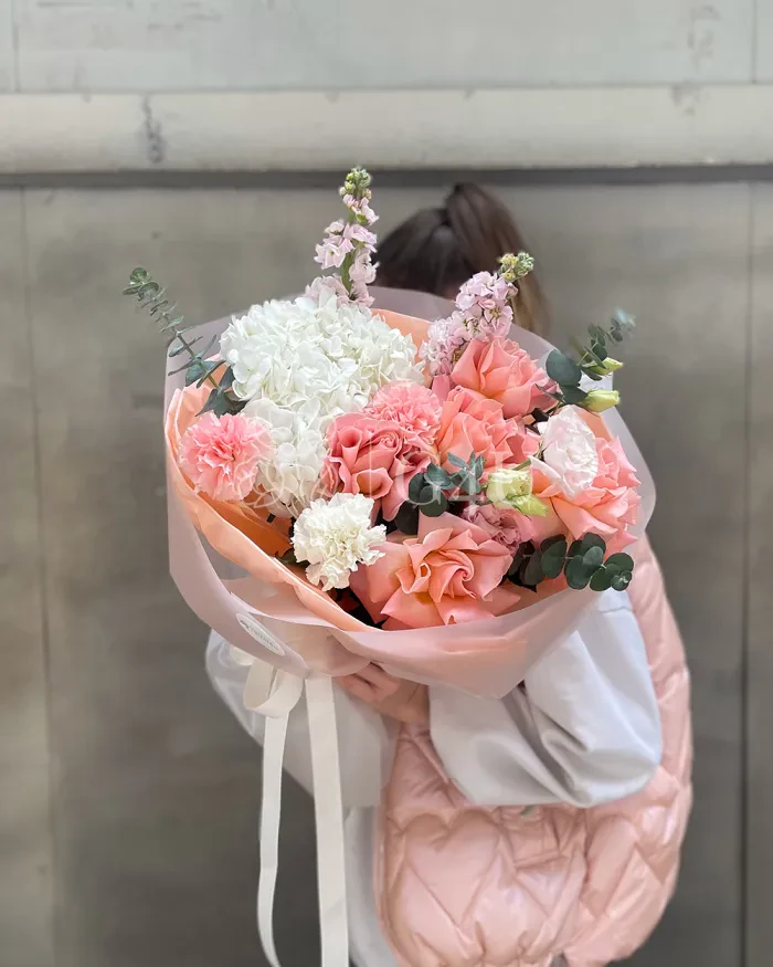 Заказать Букет "Кайли" из роз, гортензий и лизиантусов в Алматы