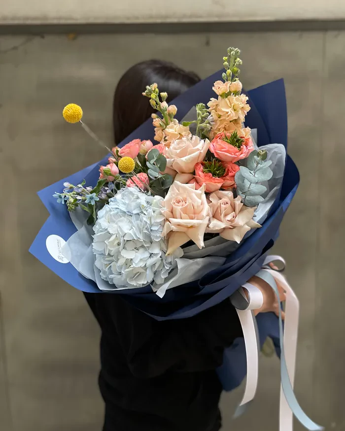 Заказать Букет "Дарина" из пионовидных роз, гортензий и матииолы в Алматы