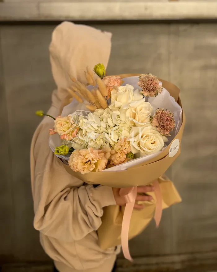 Заказать Букет "Милана" из роз, гортензий и лизиантусов в Алматы