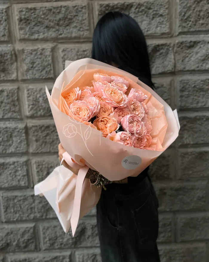 Заказать Моно букет из пионовидных спрей роз в Алматы