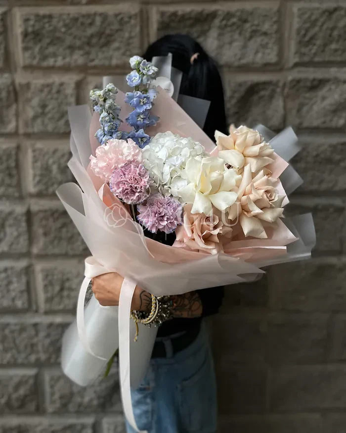 Заказать Букет "Валентина" из роз, гортензий и гвоздик в Алматы