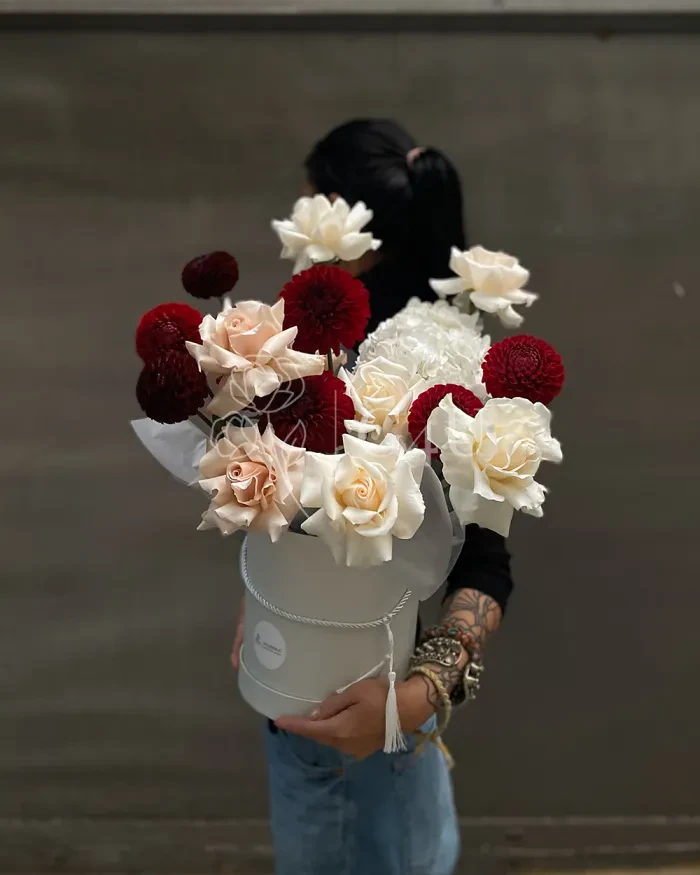 Заказать Букет "Айзере" из георгинов, роз и гортензий в Алматы