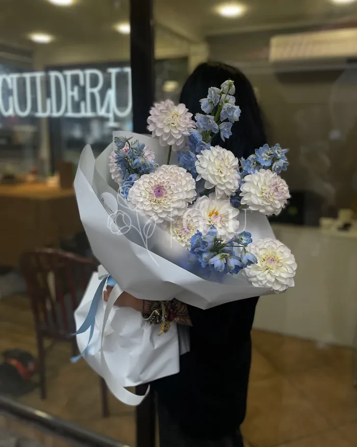 Заказать Букет "Халима" из георгинов и дельфиниума в Алматы