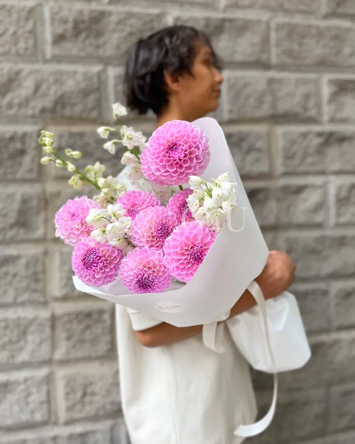 Заказать Букет "Ламия" из георгинов и дельфиниума в Алматы