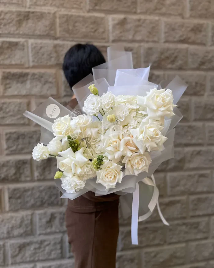 Заказать Букет "Ильминур" из роз, гортензий и лизиантусов в Алматы