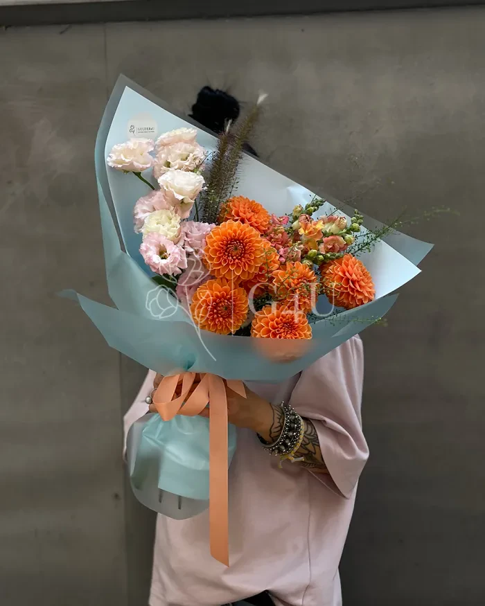 Заказать Букет "Сурия" из георгинов и лизиантусов в Алматы