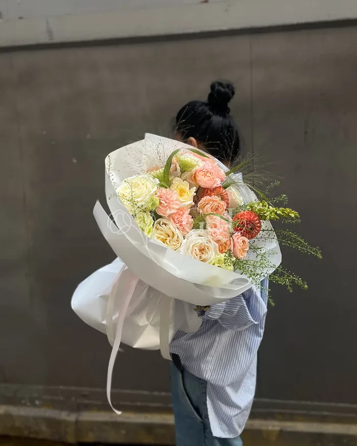 Заказать Букет "Баян сулу" из пионовидных роз, георгинов и гвоздик в Алматы