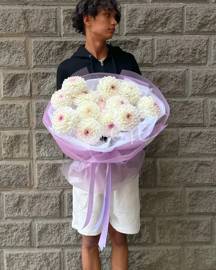 Заказать Моно букет из белых георгинов в фиолетовом оформлении в Алматы