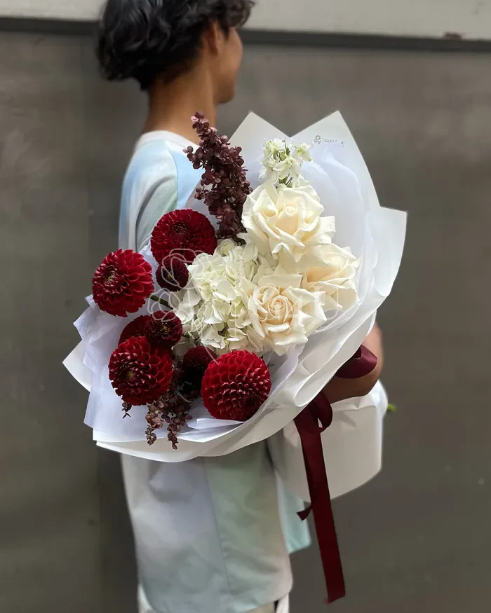 Заказать Букет "Раиса" из георгинов, гортензий и роз в Алматы