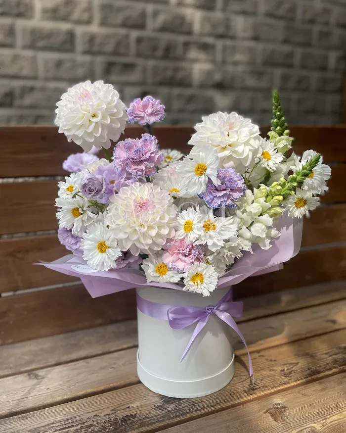 Заказать Букет "Юлтуз" из георгинов, гвоздик и лизиантусов в Алматы