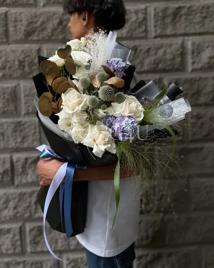 Заказать Букет "Агния" из роз, гвоздик и лизиантусов в Алматы