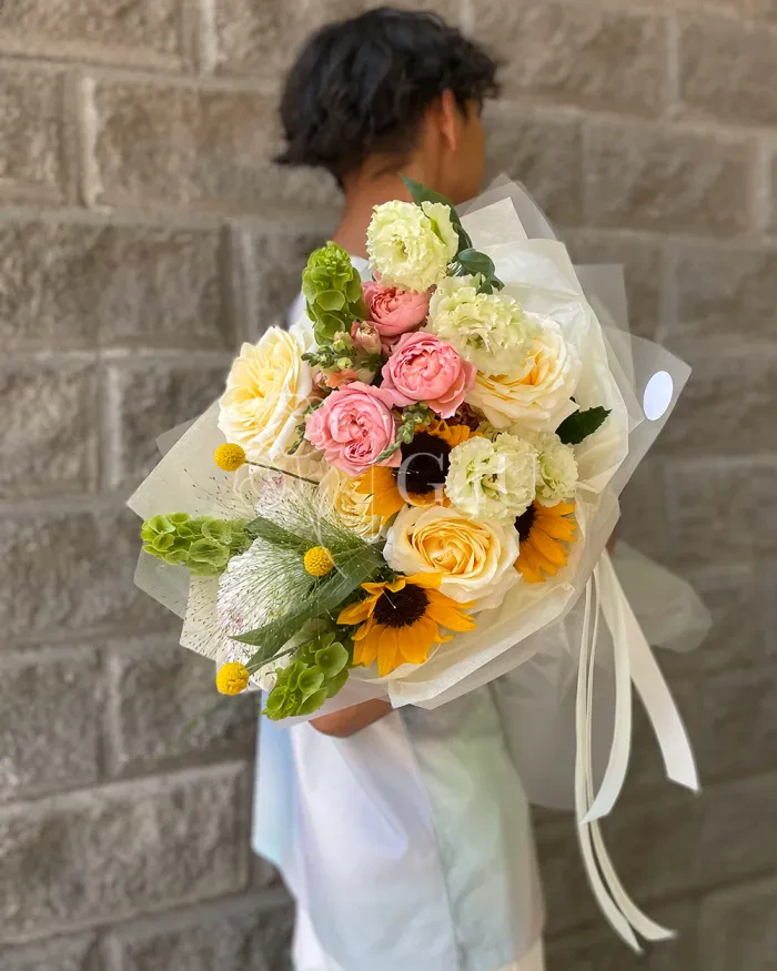 Заказать Букет "Сандугаш" из подсолнухов и пионовидных роз в Алматы