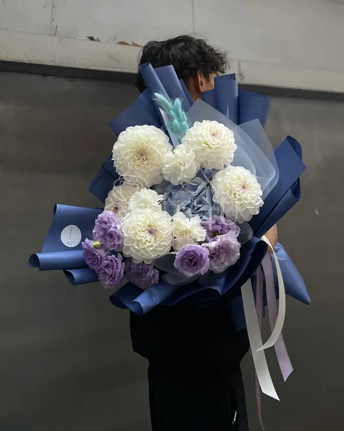 Заказать Букет "Тахмина" из георгинов, гортензий и лизиантусов в Алматы