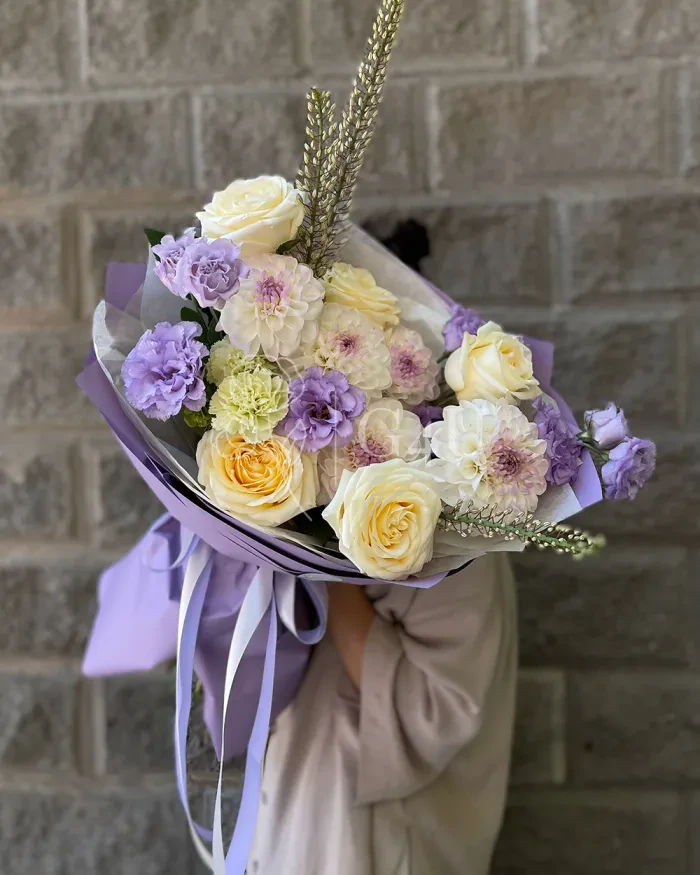 Заказать Букет "Озарение" из георгинов, пионовидных роз и лизиантусов в Алматы