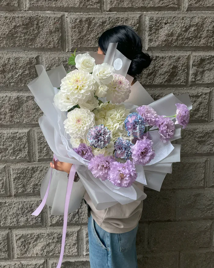 Заказать Букет "Лучезарный" из георгинов, гортензий и лизиантусов в Алматы