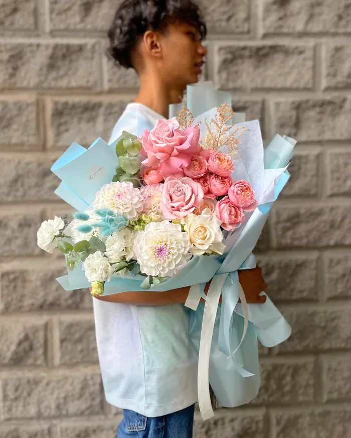 Заказать Букет "Закат" из георгинов, спрей роз и лизиантусов в Алматы