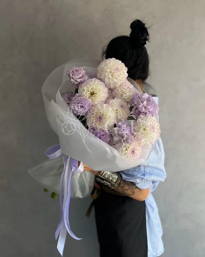 Заказать Букет из георгинов и лизиантусов "Рената" в Алматы