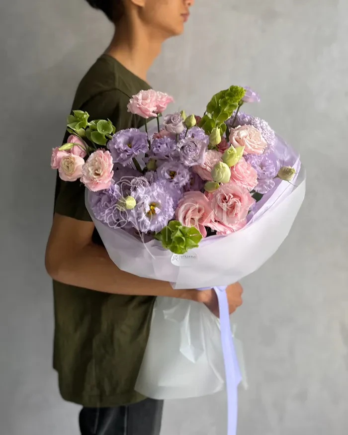 Заказать Букет "Залина" из лизиантусов и молюцеллы в Алматы