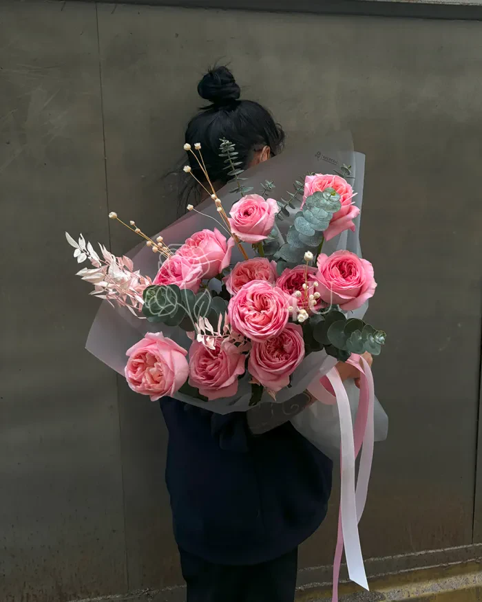 Заказать Букет "Зефир" из пионовидных роз с эвкалиптом в Алматы