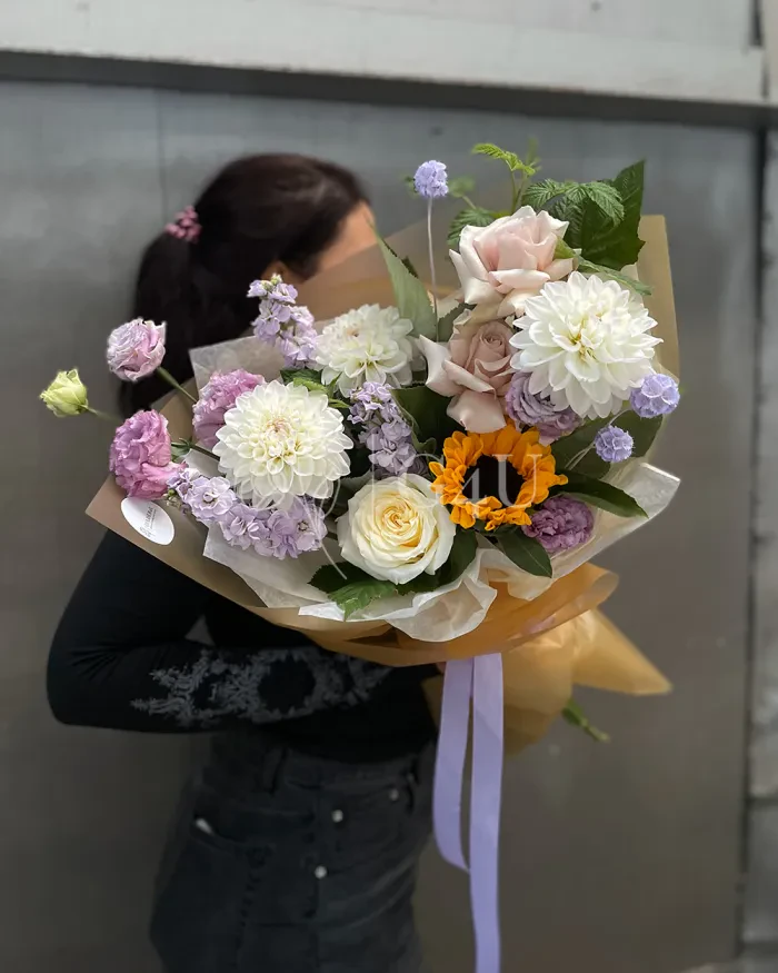 Заказать Букет "Оазис" из георгинов, роз и подсолнуха в Алматы