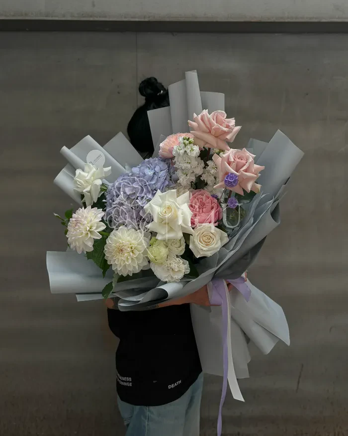 Заказать Букет "Лунный" из роз, гортензий и георгинов в Алматы