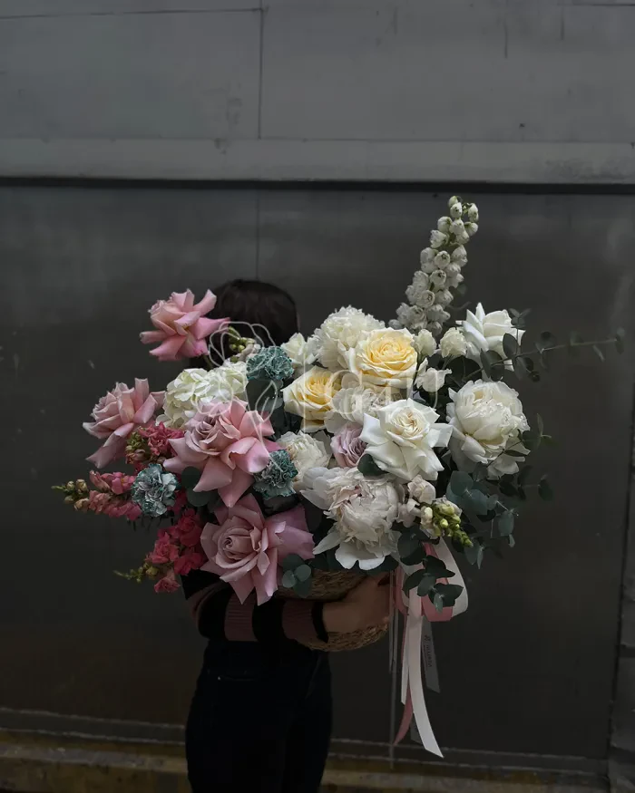 Заказать Букет "Жемчужина" из пионов, роз и гортензий в Алматы