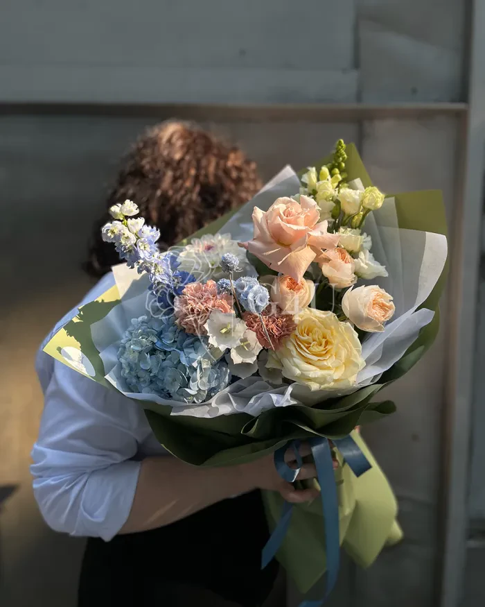 Заказать Букет "Безмятежность" из гортензии, роз и гвоздик в Алматы