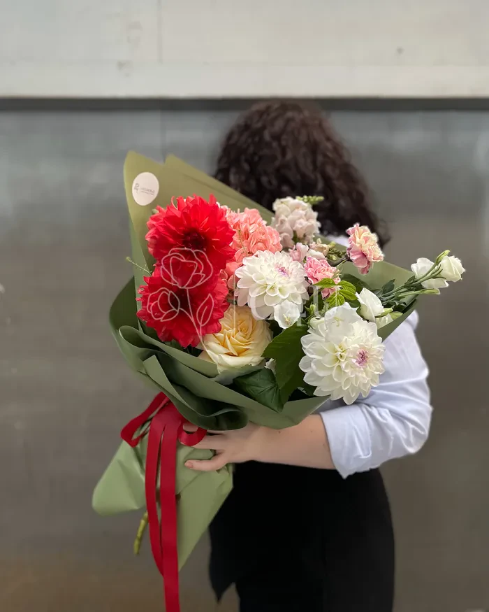 Заказать Букет "Пряность" из гортензий, георгинов и лизиантуса в Алматы