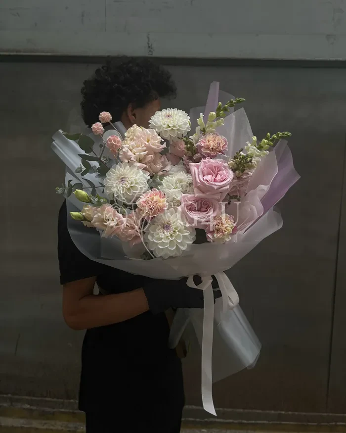 Заказать Букет "Толкын" из георгинов, гортензий и лизиантусов в Алматы