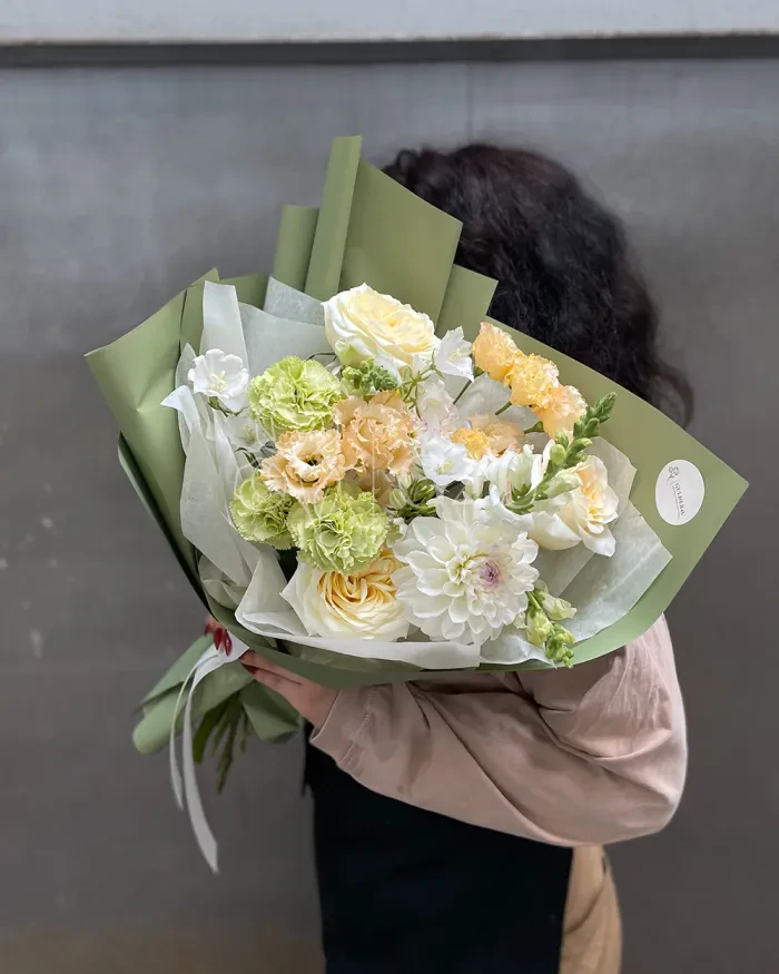 Заказать Букет "Ханшайым" из роз, георгинов и гвоздик в Алматы