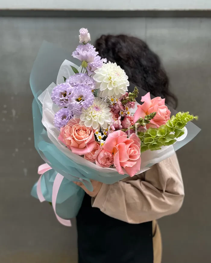 Заказать Букет "Айсауле" из георгинов, роз и лизиантусов в Алматы